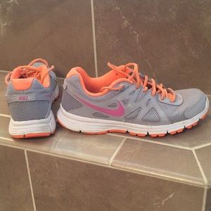Nike revolution 2 women’s running shoes size 8